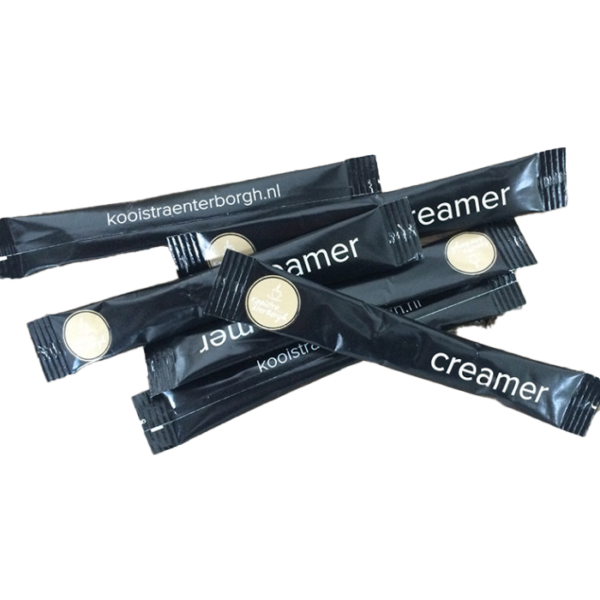 Een heerlijk volle melkpoeder sticks met uitstraling naast uw kopje koffie.